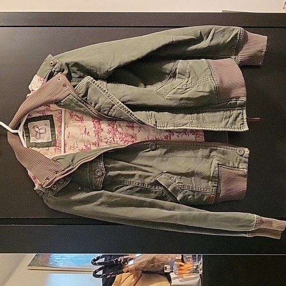 Aritzia TnA bomber jacket size S - Picture 1 of 2